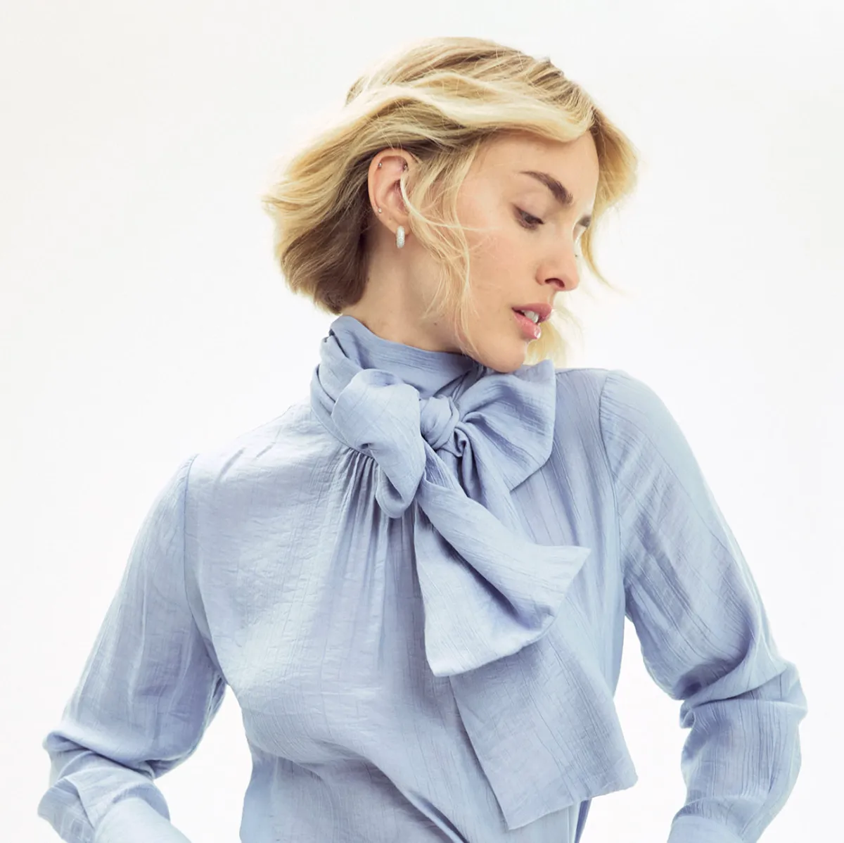 An ELLE Collections denim look in medium wash indigo